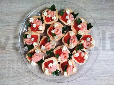 Gražus užkandis iš tartaletų ir raudonos žuvies pagrindine nuotrauka