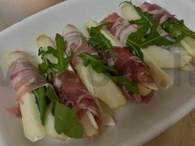 Švelni kriaušė su sūriu ir šonine pagrindine nuotrauka