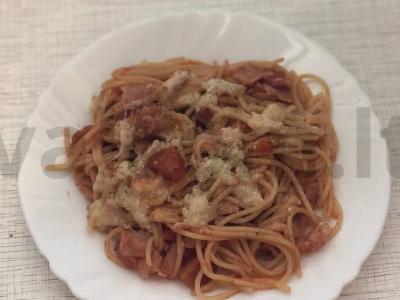 Aštrūs spagečiai su pomidorais ir šonine pagrindine nuotrauka