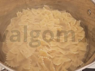 Makaronai su fetos sūriu ir vyšniniais pomidorais Žingsnis 3