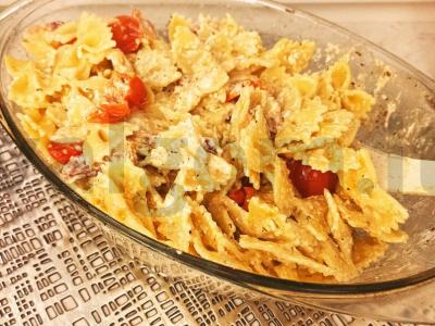 Makaronai su fetos sūriu ir vyšniniais pomidorais pagrindine nuotrauka