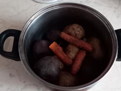 Salotos "Silkė po kailiu", paruoštos naudojant mėsmalę Žingsnis 1