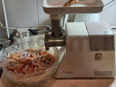 Salotos "Silkė po kailiu", paruoštos naudojant mėsmalę Žingsnis 7