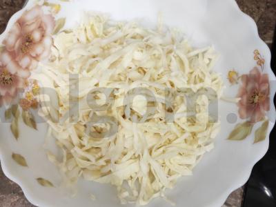 Salotos "Freshness" su kopūstais, dešra ir kukurūzais Žingsnis 1