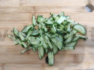 Salotos "Freshness" su kopūstais, dešra ir kukurūzais Žingsnis 2