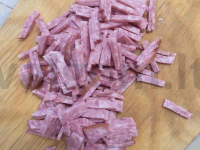 Salotos "Freshness" su kopūstais, dešra ir kukurūzais Žingsnis 3