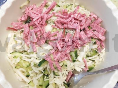 Salotos "Freshness" su kopūstais, dešra ir kukurūzais Žingsnis 4