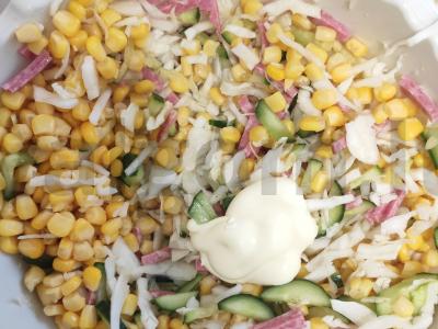 Salotos "Freshness" su kopūstais, dešra ir kukurūzais Žingsnis 5