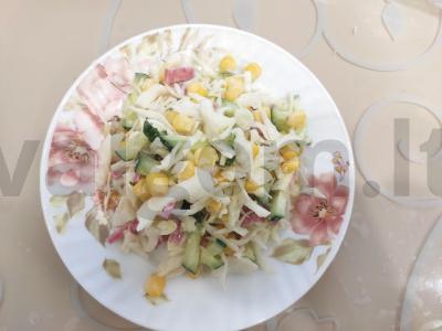 Salotos "Freshness" su kopūstais, dešra ir kukurūzais pagrindine nuotrauka