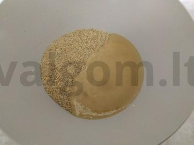 Aromatinga naminė halva iš žemės riešutų, sėklų ir medaus Žingsnis 1