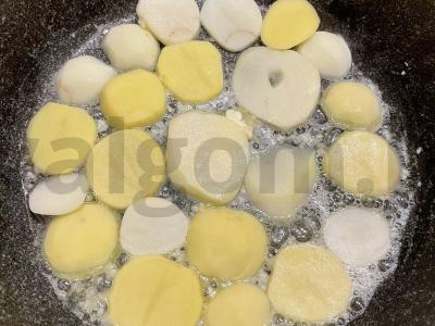 Traškūs česnakinių bulvių apskritimai Žingsnis 3