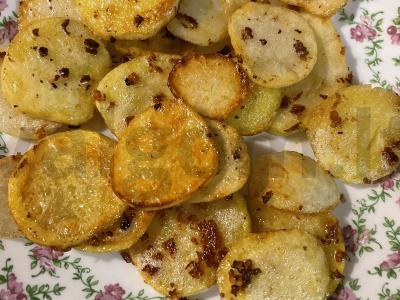 Traškūs česnakinių bulvių apskritimai pagrindine nuotrauka