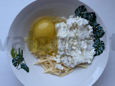 Nesaldūs sūrio pyragėliai su grietinės padažu Žingsnis 2