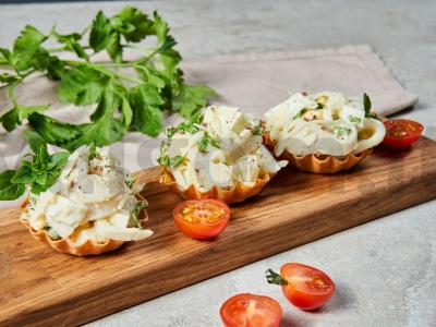 Greitos ir skanios kalmarų salotos pagrindine nuotrauka