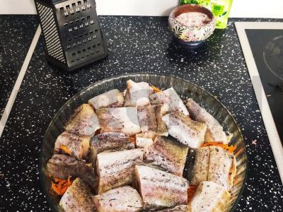 Skumbrė, kepta su morkomis ir svogūnais Žingsnis 3