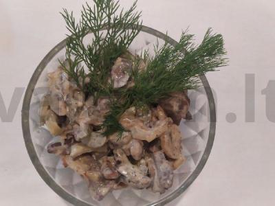 Gausios kepenėlių, grybų ir marinuotų agurkų salotos pagrindine nuotrauka