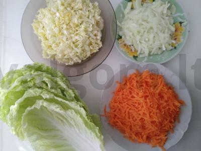 Paprastas įdarytų kopūstų receptas su Pekino kopūstais Žingsnis 1