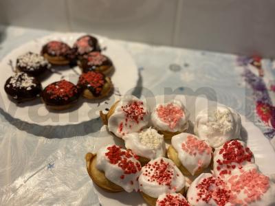 Desertiniai "Donutai" su glajumi pagrindine nuotrauka