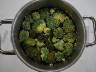 Salotos su brokoliais, brynza ir marinuotais agurkais Žingsnis 1