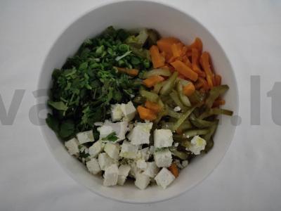 Salotos su brokoliais, brynza ir marinuotais agurkais Žingsnis 2