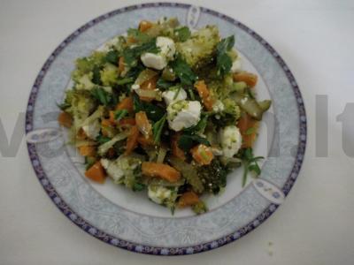 Salotos su brokoliais, brynza ir marinuotais agurkais pagrindine nuotrauka