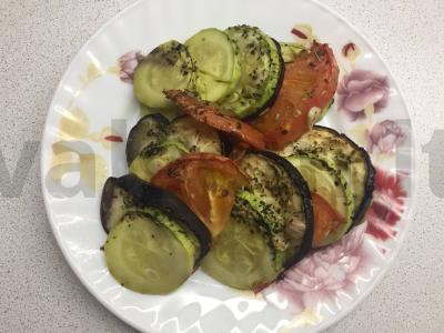 Skanus ratatouille su sviestu ir česnakais pagrindine nuotrauka