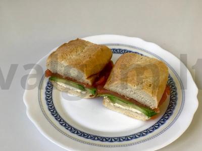 Sumuštinis su lašiša ir avokadu pagrindine nuotrauka