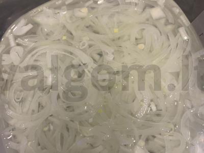 Aštrios salotos su marinuotais svogūnais ir žalia jautienos krūtinine Žingsnis 2