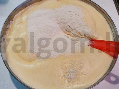 Šarlotė su obuoliais ir riešutais multicooker keptuvėje Žingsnis 3