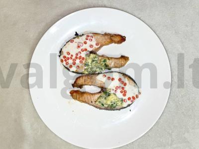 Aromatingi lašišos kepsniai su ikrais ir grietinėlės padažu pagrindine nuotrauka