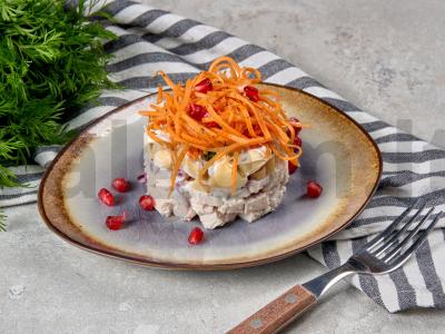 Salotos su kalakutiena ir korėjietiškomis morkomis pagrindine nuotrauka