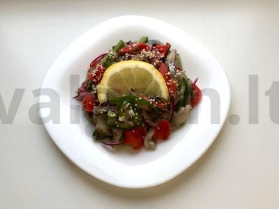 Salotos su silke ir agurkais pagrindine nuotrauka