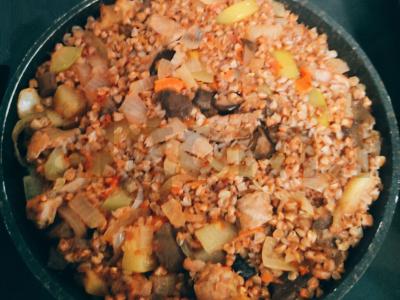 Miško grybai su mėsa ir grikiais pagrindine nuotrauka