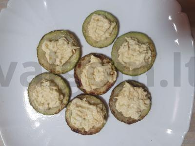 Keptos cukinijos su sūrio įdaru pagrindine nuotrauka