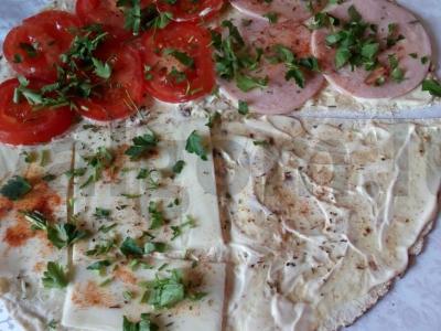 Pitos vokeliai su kumpiu, pomidorais, lydytu sūriu ir žolelėmis Žingsnis 6