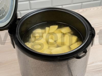 Bulvių košė multicooker su pienu Žingsnis 2