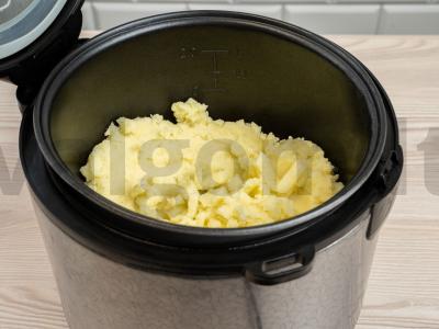 Bulvių košė multicooker su pienu Žingsnis 4