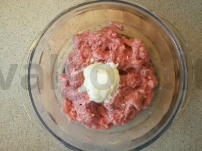 Kepti mėsos kukuliai su kečupu Žingsnis 1