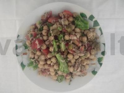 Salotos su brokoliais, avinžirniais, tunu ir kaparėliais pagrindine nuotrauka