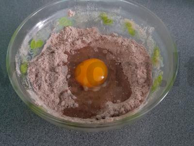 Šokoladiniai keksiukai mikrobangų krosnelėje Žingsnis 2