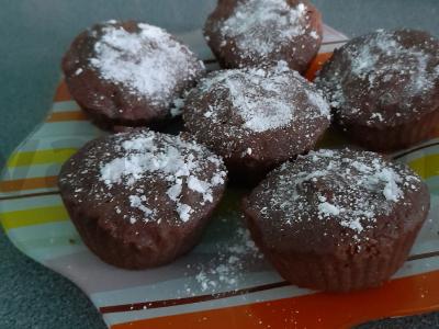 Šokoladiniai keksiukai mikrobangų krosnelėje pagrindine nuotrauka