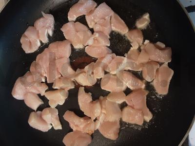 Gausūs spagečiai su vištiena, saldžiosiomis paprikomis ir pomidorais keptuvėje Žingsnis 1