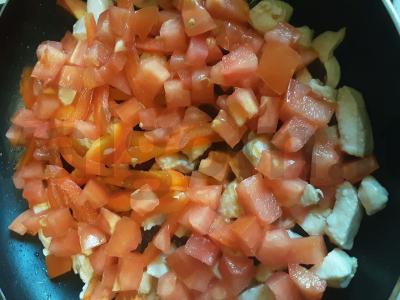 Gausūs spagečiai su vištiena, saldžiosiomis paprikomis ir pomidorais keptuvėje Žingsnis 2