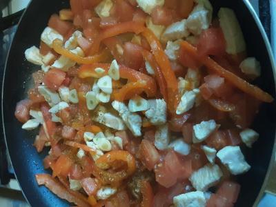 Gausūs spagečiai su vištiena, saldžiosiomis paprikomis ir pomidorais keptuvėje Žingsnis 3