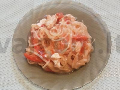 Gausūs spagečiai su vištiena, saldžiosiomis paprikomis ir pomidorais keptuvėje pagrindine nuotrauka