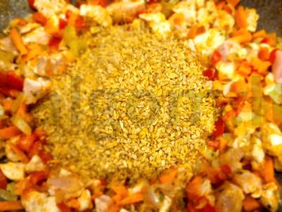 Bulgur su daržovėmis ir vištiena prieskoniuose Žingsnis 7
