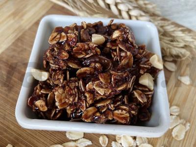 Šokoladinė granola pagrindine nuotrauka