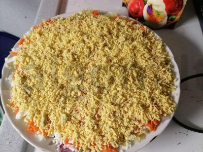 Mimozos salotos su konservuota skumbre pagrindine nuotrauka