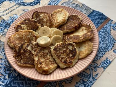 Jogurto varškės ir bananų blyneliai pagrindine nuotrauka