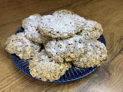 Greiti avižiniai sausainiai mikrobangų krosnelėje pagrindine nuotrauka